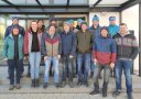 Personengruppe unter Vordach eines Gebäudes