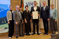 7 Personen stehen nebeneinander