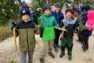Eine Gruppe von Kindern mit Pflanzhacken