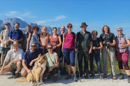 Mehrere Personen vor einer Berglandschaft