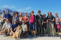 Mehrere Personen vor einer Berglandschaft