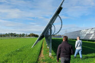 2 Personen stehen um eine Freiflächen-Photovoltaikanlage